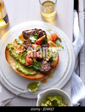 Teller mit Steak auf Burger Brötchen Stockfoto