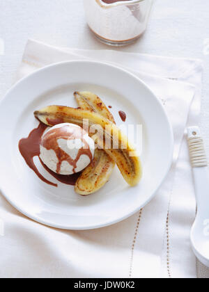 Teller mit frittierten Bananen mit Eis Stockfoto