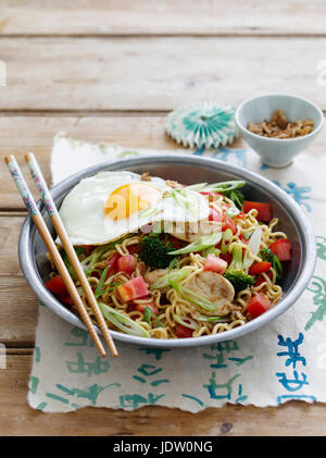 Schüssel mit Huhn und dem Ei mit Nudeln Stockfoto
