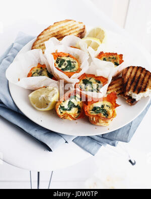 Eiern in Lachs Tassen mit toast Stockfoto