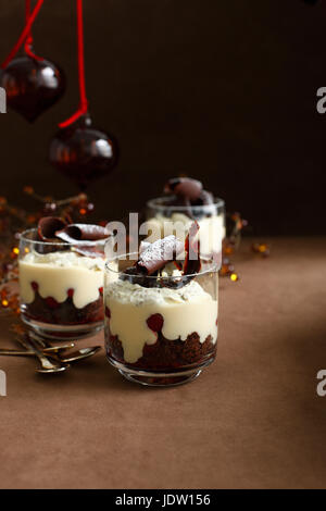 Mousse-Becher mit Sahne und Schokolade Stockfoto