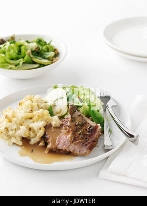 Teller mit Lammbraten mit Kartoffeln Stockfoto