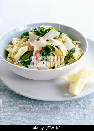 Schüssel mit Nudeln mit Gemüse und Käse Stockfoto