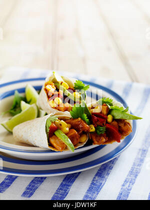 Teller mit Huhn und Gemüse wraps Stockfoto