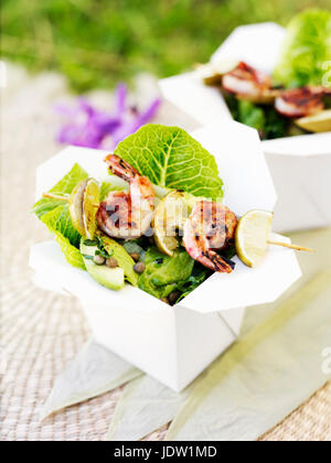 Garnelen mit Salat im Take away Boxen Stockfoto