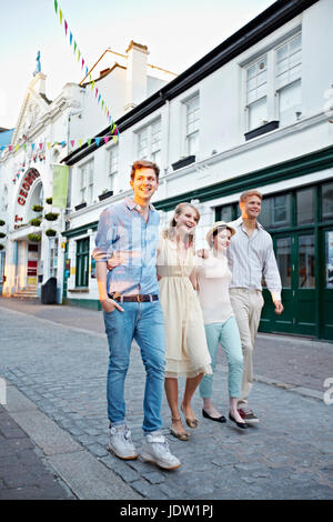 Paare, die zusammen auf die Straße gehen Stockfoto