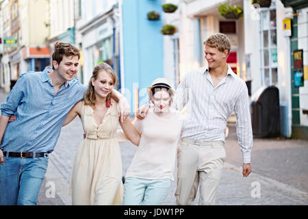 Paare, die zusammen auf die Straße gehen Stockfoto