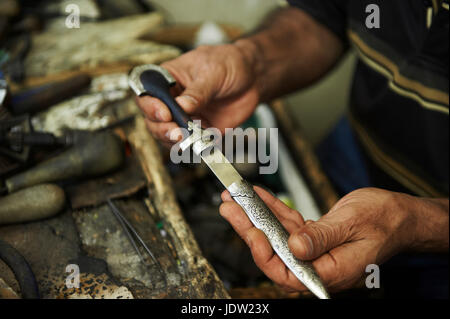 Artisan holding Carving Metall Stockfoto