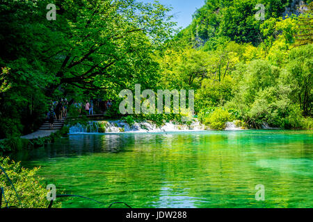 Einer der vielen Wasserfälle im Nationalpark Plitvicer Seen Stockfoto