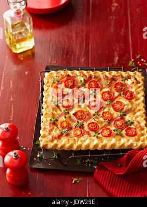 Quadratische Pizza mit Tomaten und Kräutern Stockfoto