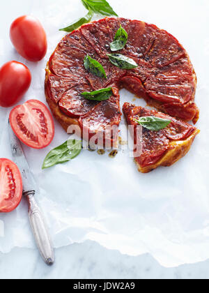 Tablett mit Tomaten-Tarte tatin Stockfoto