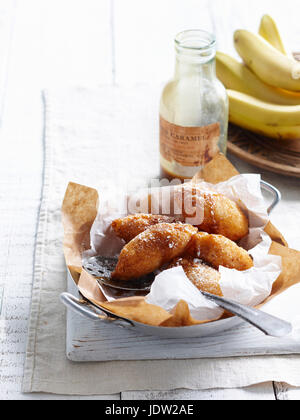 Teller mit Kokos-Bananen-Pfannkuchen Stockfoto