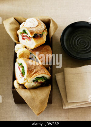 Teller mit Feigen- und Prosciutto Sandwiches Stockfoto