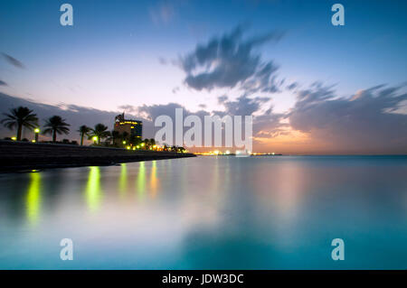 Langzeitbelichtung von Wolken und städtischen Hafen Stockfoto