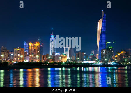 Kuwait-Stadt Skyline spiegelt sich im Wasser Stockfoto
