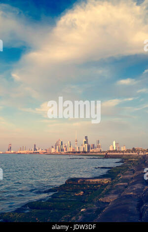 Kuwait-Stadt Skyline und Wasser Stockfoto