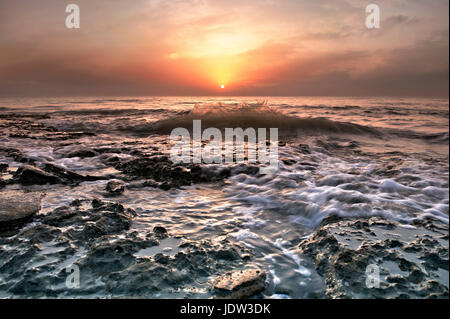Wasser waschen über die Felsen am Strand Stockfoto