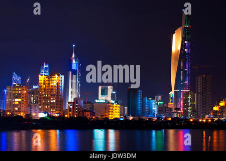 Kuwait-Stadt Skyline nachts beleuchtet Stockfoto