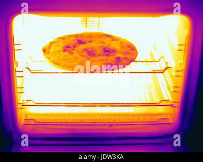 Wärmebild von Pizza im Ofen Stockfoto