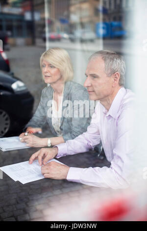 Business-Leute sitzen in treffen Stockfoto