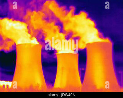 Wärmebild eines Kraftwerks Kühltürme Stockfoto