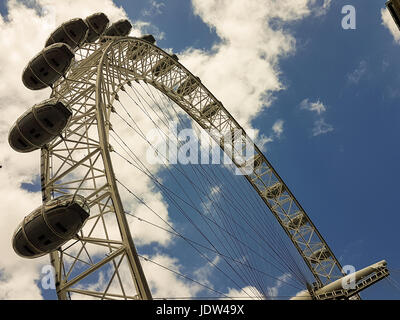 London, UK - 15. Juni 2017: Detail des London Eye (London, UK). Millenium Eye ist der weltweit größte Rad, 135 Meter hoch und 120 Meter breit in diam Stockfoto