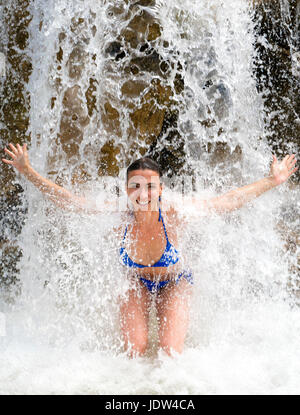 Frau im Wasser von Dunns River Falls, Jamaika Stockfoto