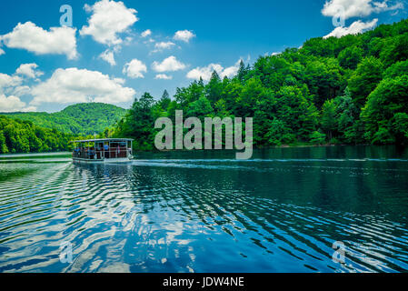 Der größte See im Nationalpark Plitvicer Seen verbindet den oberen und den unteren See. Touristen nehmen ein Boot, um zwischen den beiden zu transferieren. Stockfoto