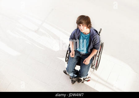 Junge im Rollstuhl, hoher Winkel Stockfoto