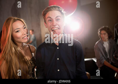 Paar im Nachtclub Menschen Zunge Stockfoto