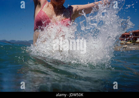 Frau im Meer plantschen Stockfoto