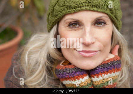 Reife Frau in warme Kleidung und stricken Hut Porträt Stockfoto