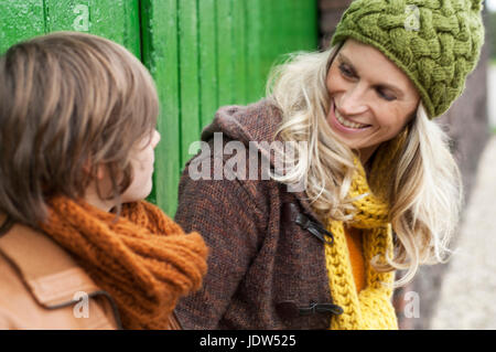 Mutter und Sohn lächelnd zusammen, im freien Stockfoto