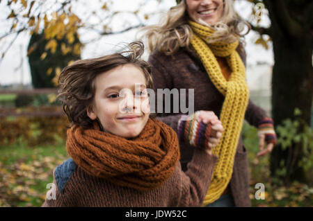 Hand in Hand mit Mutter und laufen junge Stockfoto