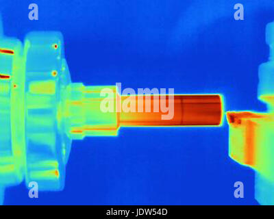 Wärmebild einer Drehmaschine mit Wärmeentwicklung auf Schneidwerkzeug einen Teil einschalten Stockfoto