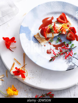 Frische Erdbeer-Torte mit Sahne und Puderzucker Stockfoto