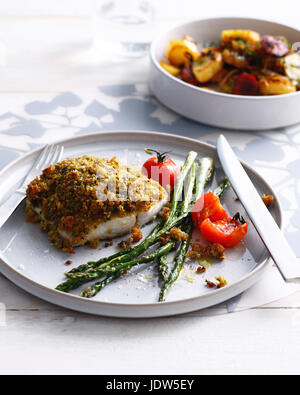 Fisch mit Romesco Kruste und Spargel Stockfoto