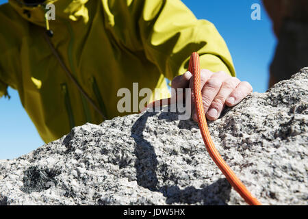 Bergsteiger mit Seil, Nahaufnahme Stockfoto