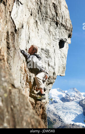 Mann Klettern, Chamonix, Haute Savoie, Frankreich Stockfoto