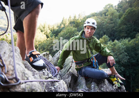 Kletterer sitzen auf Felsen, Chamonix, Haute Savoie, Frankreich Stockfoto