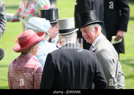 Der Prinz von Wales (rechts) beim Tag der Royal Ascot in Ascot Racecourse. Stockfoto