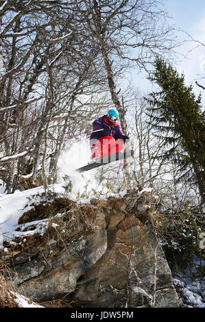 Springen von Klippen, Skifahrer sind, Schweden Stockfoto