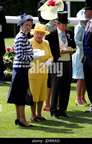 Ihre Majestät die Königin (Mitte) und Anne, Princess Royal (links) mit John Warren (rechts) in den Parade-Ring am Tag zwei des Royal Ascot in Ascot Racecourse. Stockfoto