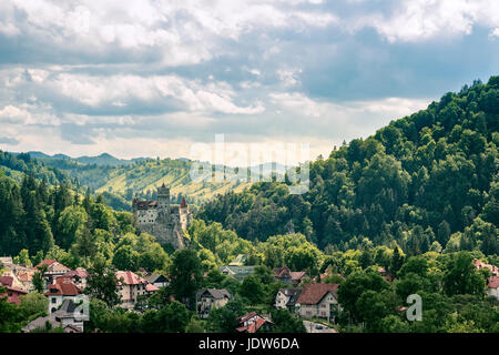 Blick auf die Landschaft mit Blick auf Häuser und Schloss über die Berge im Sommer Stockfoto