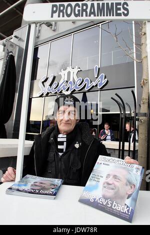 Programm-Verkäufer außerhalb Scherung NEWCASTLE V BOLTON ST JAMES PARK NEWCASTLE ENGLAND 19. Januar 2008 Stockfoto