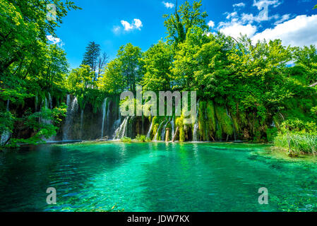 Einer der vielen Wasserfälle im Nationalpark Plitvicer Seen Stockfoto