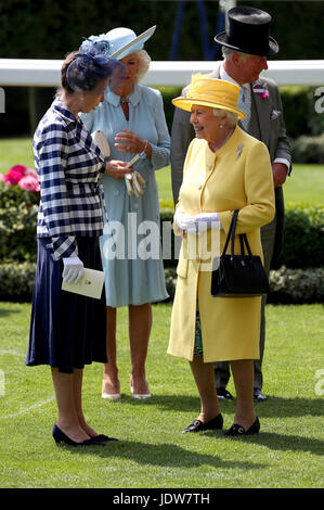 Ihre Majestät die Königin (rechts), die Herzogin von Cornwall (Mitte) und Anne, Princess Royal (links) in den Parade-Ring am Tag zwei des Royal Ascot in Ascot Racecourse. Stockfoto