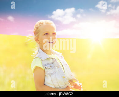 glückliche kleine Mädchen im Freien im Sommer Stockfoto