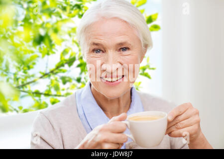 Beautiful senior Woman mit Tasse Kaffee Stockfoto