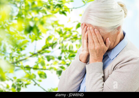 ältere Frau, die leiden unter Kopfschmerzen oder Trauer Stockfoto